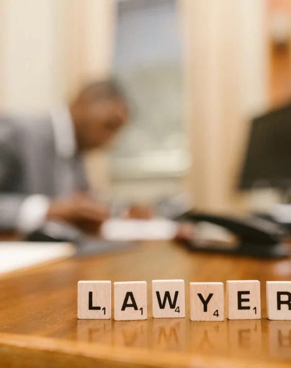 Hukuki çalışmalara ayrılmış bir ofis masası
