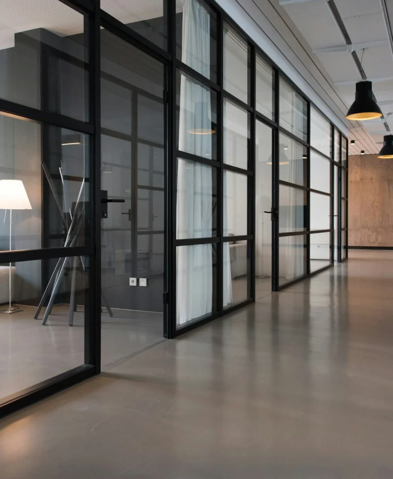 Aydınlık ve çağdaş bir ofis çalışma ortamı